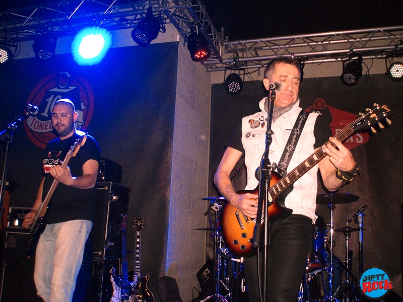 Bajo el suelo abriendo el concierto de The Godfathers en Valencia