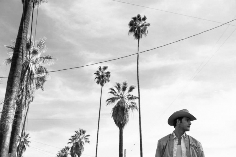 Sam Outlaw debuta con Angeleno, un vaquero en Los Angeles