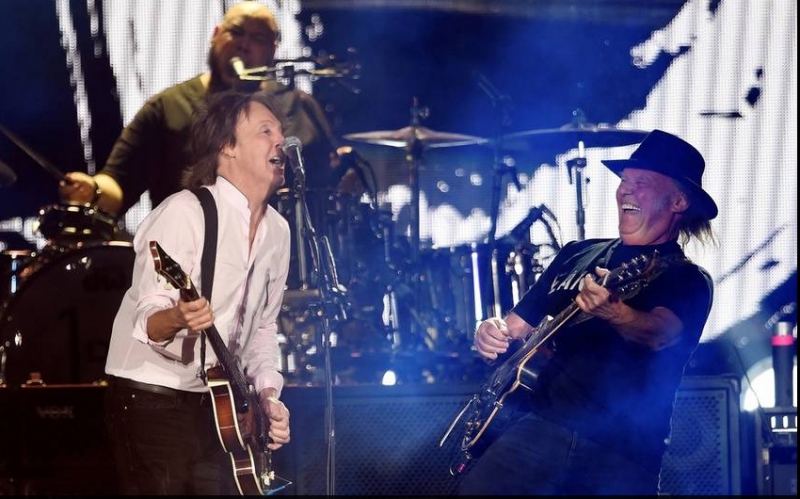 Neil Young y Paul McCartney en el Desert Trip Festival 2016