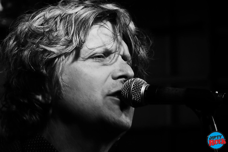 Erik Voeks & The Spanglish Settlement presentó So The Wind Won’t Blow It All Away.1
