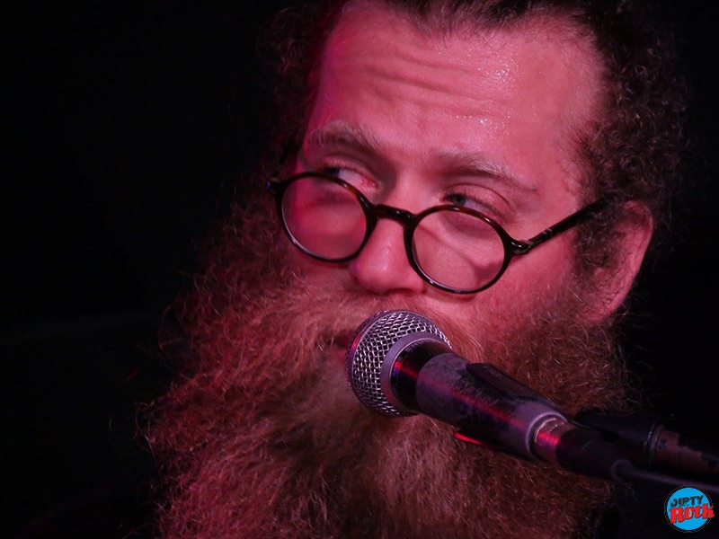 Ben Caplan derrocha simpatía en el Costello Club.6 Ben Caplan derrocha simpatía en el Costello Club.6