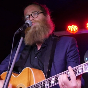 Ben Caplan derrocha simpatía en el Costello Club.