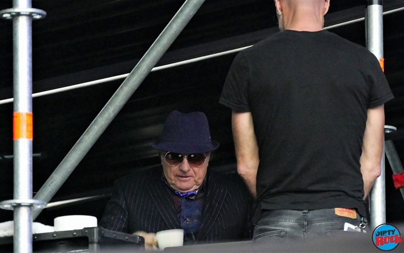 Van Morrison bebiendo té Azkena Rock 2018.