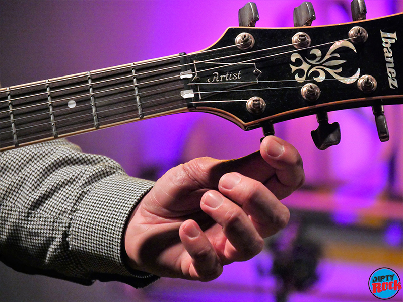 Fernando Rubio Cheap Chinese Guitar Madrid Caf´ñe Berlín 2019.5