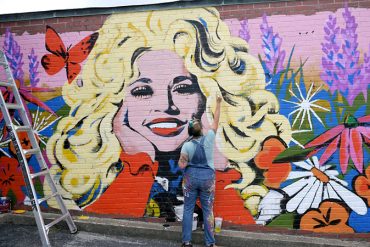 Mural en honor a Dolly Parton en apoyo a Black Lives Matter