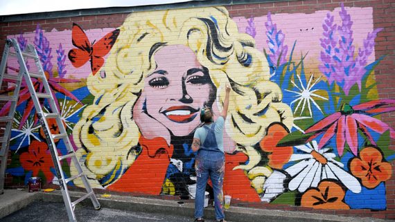 Mural en honor a Dolly Parton en apoyo a Black Lives Matter