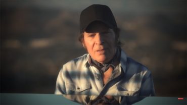 John Fogerty le canta a Trump Weeping in the Promised Land
