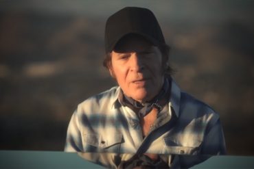 John Fogerty le canta a Trump Weeping in the Promised Land