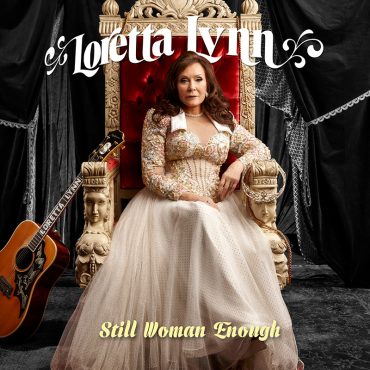 Loretta Lynn rinde tributo a las mujeres en el country con Still Woman Enough