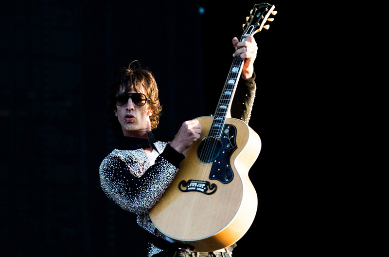 Richard-Ashcroft-versiona-a-John-Lennon-con-Bring-On-The-Lucie-FREDA-PEEPLE