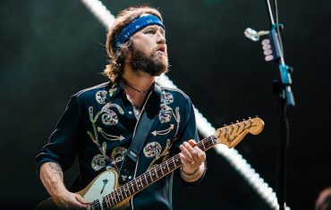 Chris-Shiflett-lanza-nueva-cancion-Long-Long-Year.j