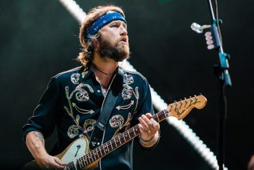 Chris-Shiflett-lanza-nueva-cancion-Long-Long-Year.j