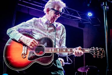 Nick Lowe Los Straitjackets 2022.