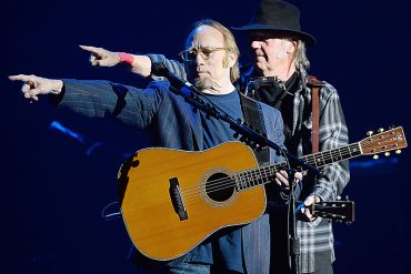 Neil Young regresa a los escenarios antes de lo esperado 2023