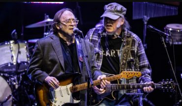 Neil Young se volvió a subir a un gran escenario 2023