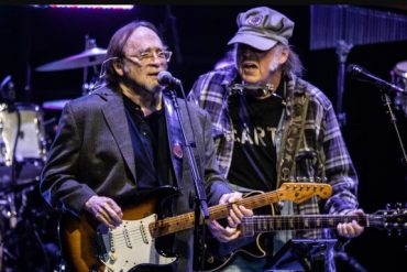 Neil Young se volvió a subir a un gran escenario 2023