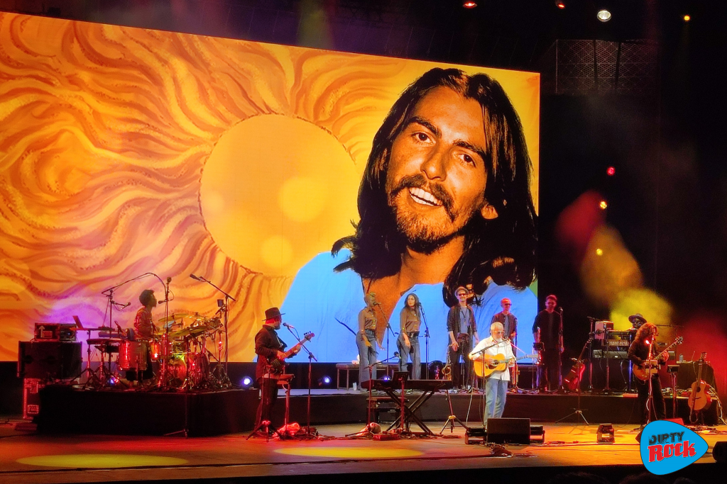 Yusuf / Cat Stevens durante Here Comes the Sun de George Harrison