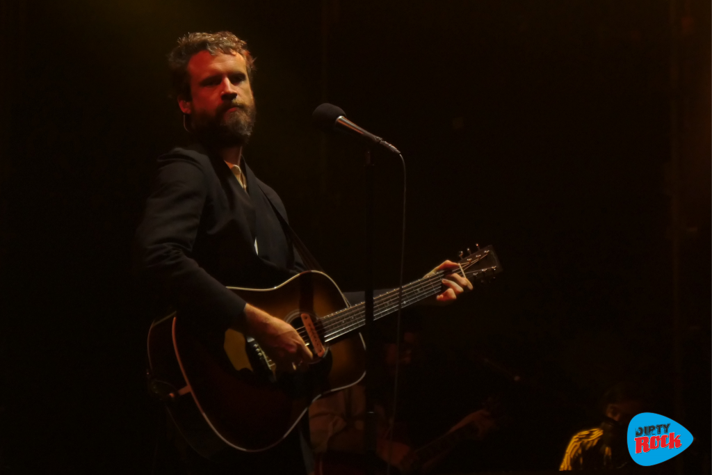 Father John Misty mirando a cámara en el concierto del Botánico de Madrid
