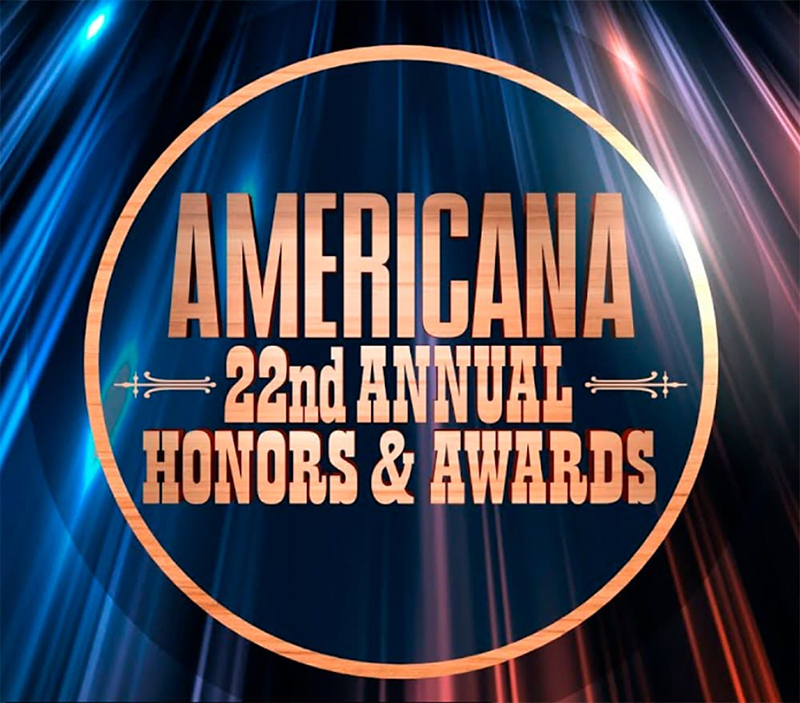   Billy Strings, Tyler Childers, S.G. Goodman y Bonnie Raitt ganadores de los premios de la Americana Music Archivo Editar Ver Insertar Formato Herramientas Tabla  Párrafo M.E. Calender   Los premios de la Americana music en esta edición de 2023 celebrado este pasado 20 en Nashville han recaído en los nombres de Tyler Childers con el mejor álbum Americana del año con "Can I Take My Hounds to Heaven?", mejor canción para “Just Like That” de Bonnie Raitt, artista del año para Billy Strings, dúo o grupo Americana del año para The War and Treaty, premio al nombre o grupo emergente de Americana para S.G. Goodman e instrumentistas del año para SistaStrings (Chauntee y Monique Ross).  La academia de la Americana music reconoció la labor y trabajo de una vida a artistas como Los Avett Brothers y Nickel Creek, Patty Griffin, Allison Russell, Bettye LaVette, Buddy Miller y George Fontaine Sr., cofundador y propietario de New West Records, el premio a la trayectoria de Jack Emerson como ejecutivo.  La velada también incluyó homenajes a dos álbumes que celebraban su 50 aniversario: Closing Time de Tom Waits (Rufus Wainwright hizo los honores) y There Goes Rhymin' Simon de Paul Simon (Milk Carton Kids y Noah Kahan rindieron homenaje). Logan Ledger abrió el espectáculo con un tributo póstumo a Jimmy Buffett, con una interpretación del gran éxito del cantante y compositor de 1974, "Come Monday".  Un tributo de varios artistas a Robbie Robertson, a través de una interpretación de “Up on Cripple Creek”, el éxito de 1969 que escribió para The Band, cerró el espectáculo. Otros artistas en el cartel fueron 49 Winchester, Adeem the Artist, Allison Russell, Angel Olsen, The Avett Brothers, Bettye LaVette, Bonnie Raitt, Brandi Carlile, Brandy Clark, Hermanos Gutiérrez, Margo Price, Nickel Creek, Patty Griffin, SG Goodman, Sunny War, The war and The treaty y William Prince. La banda de la casa como es habitual la compusieron Larry Campbell, Buddy Miller y Don Was junto a otra sorpresa como fue la aparición del actual batería de los Stones, Steve Jordan tocado para Bettye LaVette. Lista de premiados de la Americana Music Awards 2023:  Los ganadores aparecen en negrita entre los nominados.  Álbum Americana del año: Big Time, Angel Olsen; producido por Angel Olsen y Jonathan Wilson *Can I Take My Hounds To Heaven?, Tyler Childers; producido por Tyler Childers El Bueno Y El Malo, Hermanos Gutiérrez; producido por Dan Auerbach The Man from Waco, Charley Crockett; producido por Bruce Robison Strays, Margo Price; producido por Margo Price y Jonathan Wilson  Artista America del año: Charley Crockett Sierra Ferrell Margo Price Allison Russell Billy Strings  Dúo o grupo Americana del año: 49 Winchester Caamp Nickel Creek Plains The War and Treaty  Artista emergente del año de la Americana: Adeem the Artist S.G. Goodman William Prince Thee Sacred Souls Sunny War  Instrumentalista Americana del año: Isa Burke Allison de Groot Jeff Picker SistaStrings (Chauntee and Monique Ross) Kyle Tuttle  Canción Americana del año: “Change of Heart,” Margo Price; escrito por Jeremy Ivey, Margo Price “I’m Just a Clown,” Charley Crockett; escrito por Charley Crockett “Just Like That,” Bonnie Raitt; escrito por Bonnie Raitt “Something in the Orange,” Zach Bryan; escrito por Zach Bryan “You’re Not Alone,” Allison Russell presentando a Brandi Carlile; escrito por Allison Russell  Premios Americana a una vida, pioneros y legado: Jack Emerson Lifetime Achievement Award: George Fontaine, Sr. of New West Records Legacy of Americana Award: Bettye LaVette Americana Music Association’s 2023 Trailblazer Award: Nickel Creek Spirit of Americana/Free Speech in Music Award: Allison Russell Lifetime Achievement Award: Patty Griffin Lifetime Achievement in Performance: The Avett Brothers