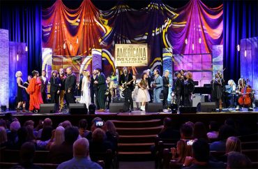 Billy Strings, Tyler Childers y Bonnie Raitt ganadores de los premios de la Americana Music