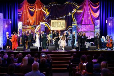 Billy Strings, Tyler Childers y Bonnie Raitt ganadores de los premios de la Americana Music