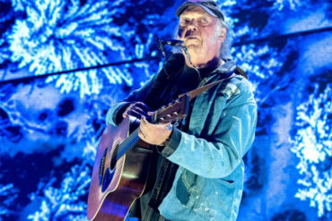 Neil Young quiere irse de gira el próximo verano mientras toca para un millonario en un concierto privado