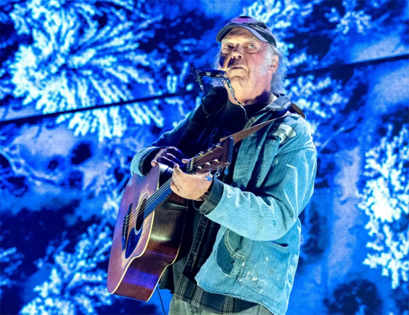 Neil Young quiere irse de gira el próximo verano mientras toca para un millonario en un concierto privado