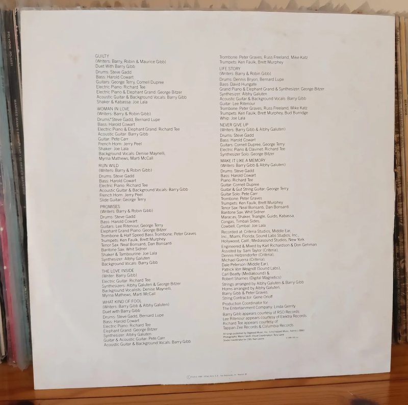 Siempre he asociado los "guilty pleasure"  musicales a los "one hit wonder". Unidosis de felicidad instantánea que no tenían una continuidad en el espacio-tiempo y que disfrutar sin perjuicios. Pero diría que en los últimos años la definición ha mutado para ir íntimamente relacionada con la propiedad del carnet de rockero. Como nunca pertenecido a ese (súper estrecho de miras) club sigo disfrutando de la buena música sin etiquetas. Como "Guilty"