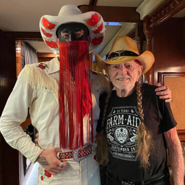 Los cowboys suelen quererse en secreto, lo nuevo de Orville Peck y Willie Nelson