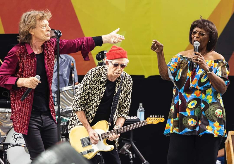 Los Rolling Stones e Irma Thomas juntos interpretando Time is on my side