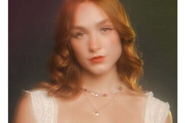 Bella White lanza nuevo EP de versiones con Five For Silver