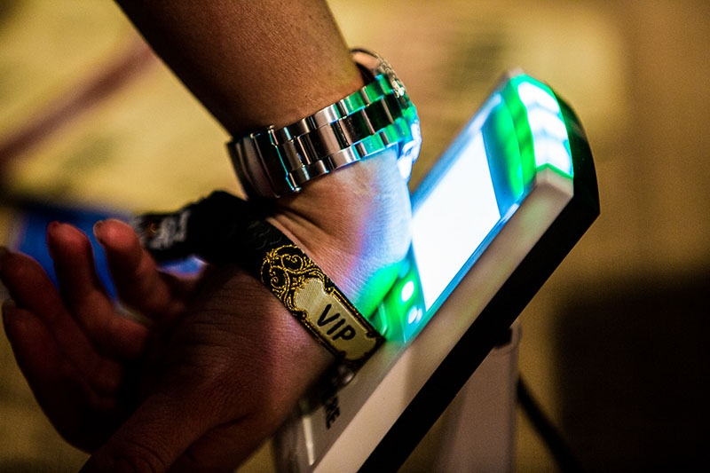 Pulsera electrónica como cartera electrónica para el Azkena Rock Festival - Dirty Rock Magazine